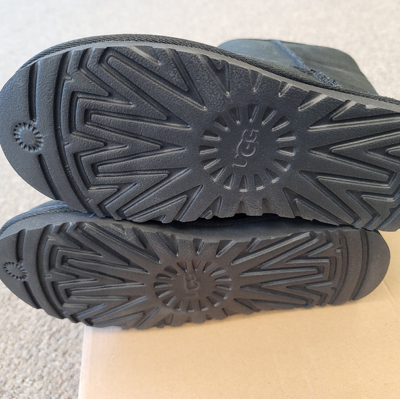 🎁UGG Ladies’ Classic Short II Boot - Picture 2 of 16